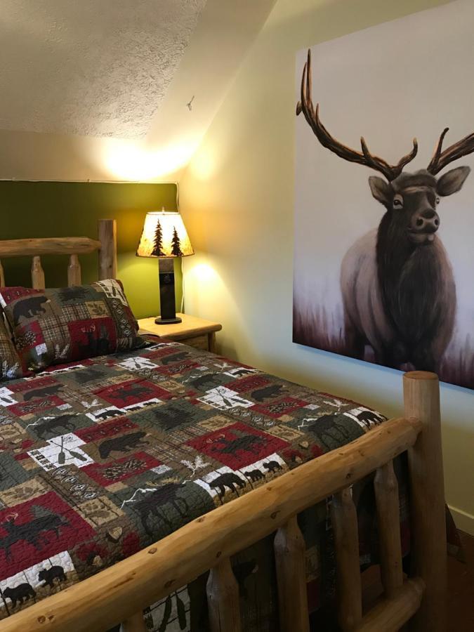 Holiday Lodge Bed And Breakfast แบมฟ์ ภายนอก รูปภาพ