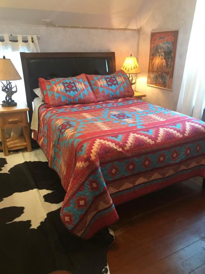 Holiday Lodge Bed And Breakfast แบมฟ์ ภายนอก รูปภาพ