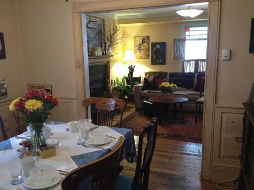 Holiday Lodge Bed And Breakfast แบมฟ์ ภายนอก รูปภาพ